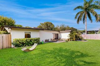 Mid-Century Modern Oasis - 7