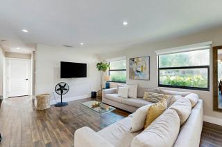 Mid-Century Modern Oasis - 5