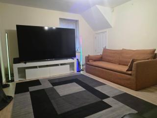 Shirebrook 2-Bed Townhouse with Free Parking Ideal for Contractors and Families - 0