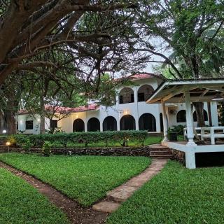 Private Beach Villa with Pool 5BR Guesthouse - Malindi - 1