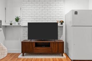 Cozy 2BR Suite · Near Crescent Beach & Trails - 1