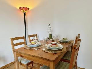 Happy Apartment near Airport with Free Parking - 8