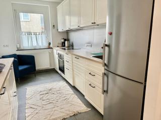 Happy Apartment near Airport with Free Parking - 3