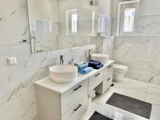 80 m2 Apartment with Balcony & Free Parking - 1