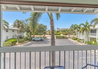 Private Patio, Walk to All! 5min- Siesta Keys Best Beach, 1min- Shopping Dining & Entertainment! - 5