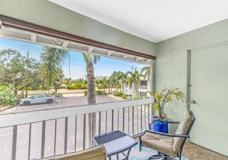 Private Patio, Walk to All! 5min- Siesta Keys Best Beach, 1min- Shopping Dining & Entertainment! - 4