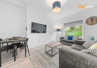 3BR Home in Glasgow Sleeps 6 with Parking - Glasgow - 0
