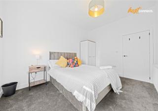 3BR Home in Glasgow Sleeps 6 with Parking - Glasgow - 1