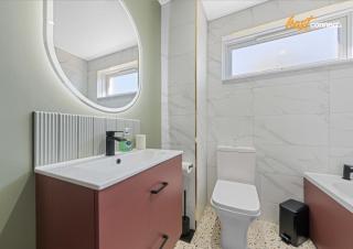 2 Bed Sleeps 4 in Dunfermline - 1