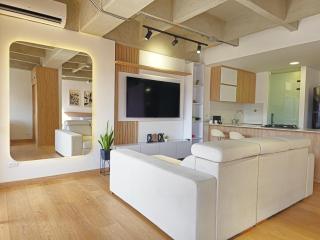 Modern Studio with Amazing Valley Views & Rooftop Pool - 0