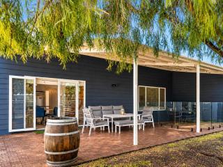 Pepper Cottage - Easy Beachside Living Close to Town - 0