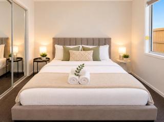 Serene Warner Stay Stylish Home for Families - 8