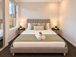 Serene Warner Stay Stylish Home for Families - 7