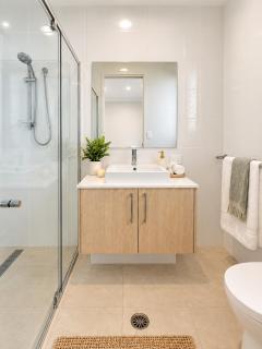 Serene Warner Stay Stylish Home for Families - 6