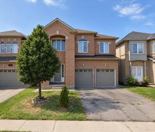 Spacious 2-Bed Suite with Private Bath, TV, Mini Fridge & Walk-In Closet in Brampton Shared Home - 4 Baths, Full Kitchen, WiFi, Laundry & Deck - Near GO Station, Great for Groups! - 8