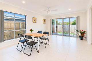 Modern Park Ridge Haven – Perfect for Families! - Holiday Home - Holiday Home - 8