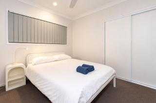 Modern Park Ridge Haven – Perfect for Families! - Holiday Home - Holiday Home - 1
