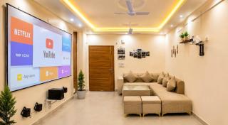 Nature Stays ! Luxurious Flat in Tapovan with private mini Cinema - 0