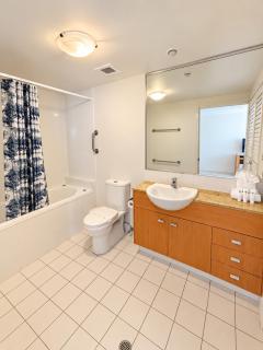 Beachside 1-Bedroom Apartment -Alex and Mooloolaba - 2