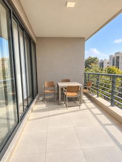 Luxury Solana Lubowa l 2BR, 2Bath, Pool & Balcony - 2