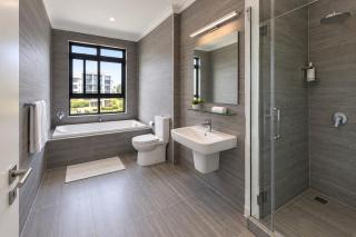 Luxury Solana Lubowa l 2BR, 2Bath, Pool & Balcony - 5