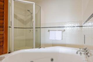 105 I 106 Dual-Key Spa Apt - Walk to Everything - 1