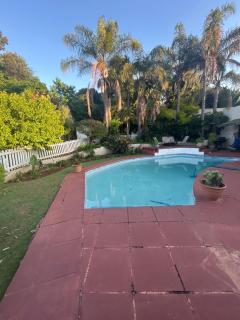 Cozy pool side cottage - 9