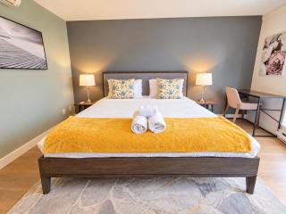 Your Downtown Vancouver Escape, Spacious, Serene & Scenic - 3