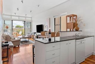 Beachfront Getaway - In the Heart of St Kilda - 0