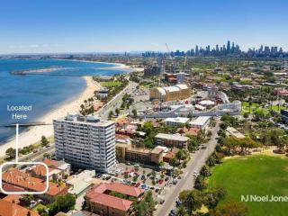 Beachfront Getaway - In the Heart of St Kilda - 7