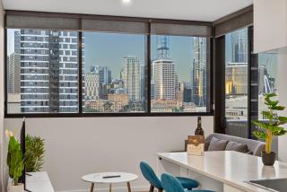 City View 1BR with Pool, Parking & Gym - Walk to CBD - 8