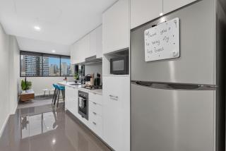 City View 1BR with Pool, Parking & Gym - Walk to CBD - 9