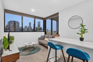 City View 1BR with Pool, Parking & Gym - Walk to CBD - 3