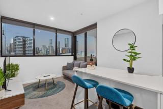 City View 1BR with Pool, Parking & Gym - Walk to CBD - 2