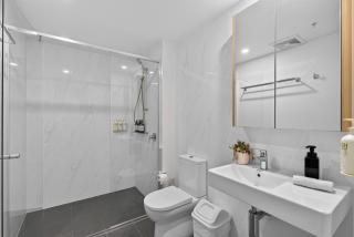 City View 1BR with Pool, Parking & Gym - Walk to CBD - 1