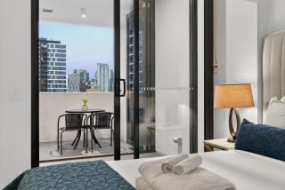 City View 1BR with Pool, Parking & Gym - Walk to CBD - 3