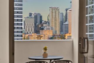 City View 1BR with Pool, Parking & Gym - Walk to CBD - 8
