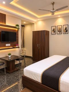 Hotel SHIVAJ Plaza Delhi airport - 6