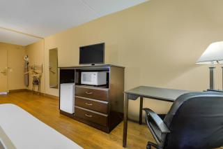 Econo Lodge Inn & Suites Triadelphia - Wheeling - 1