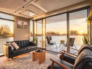 AquaHome Houseboat Woudrichem - 9