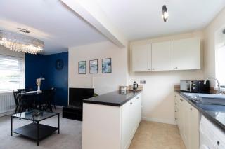 St Lukes House -Near Nissan & Stadium - Contractor & Family- Friendly, Free Wifi & Free Parking - 4
