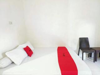 RedDoorz at Almuhajir Homestay Kendari - 2
