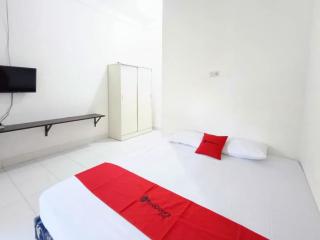 RedDoorz at Almuhajir Homestay Kendari - 0