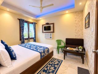 Hotel Royal PV Enclave Near Jagannath Temple # Sea Beach - Wifi and Parking-Lift - Air conditioning Premium Rooms - 1