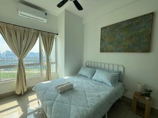 Modern & Cozy Retreat - Near Shops Cafes and Fun - 8
