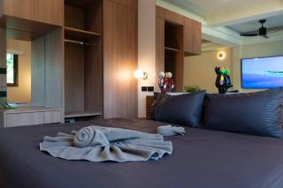Brand new Condo Supper king Bed smart TV - 3