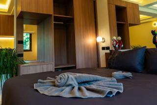 Brand new Condo Supper king Bed smart TV - 1