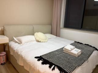 Yi Du Home with City View - Family Suite 500m to Nanjing West Rd Near People's Square -Credit Cards Accepted - 2