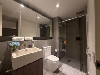 Koala Stay Luxury CBD Retreat with Skyline Views - 2