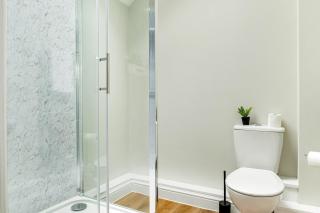 Brand New 4BR House Free Parking - 7